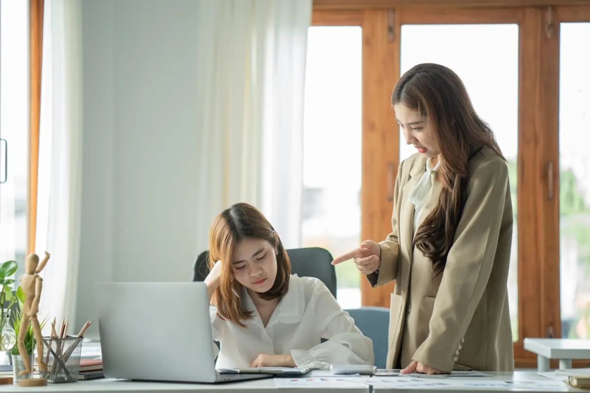 先輩から仕事を押し付けられ、いつも私だけ有休がとれません。訴えることは可能でしょうか。