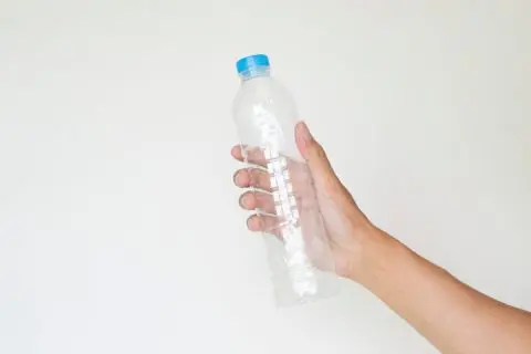 節約のため、空になったペットボトルを再利用しています。水筒を買うより安上がりだと思いましたが、水筒を買った方がよいでしょうか？