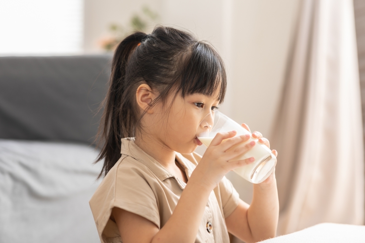5歳の娘が「牛乳」が好きで1日に500ミリリットルは飲みます。出費が気になるし、「飲みすぎ」ではないか心配です…