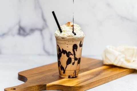 スタバ大好きな彼女が呪文みたいなオーダーをします。飲み物1杯に1000円近くかけるのはもったいない気がするのですが、そういうものなのでしょうか？