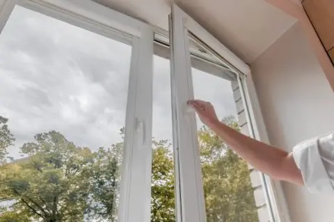 「空気清浄機」VS「窓を開ける」換気効果はどちらが高い？1日12時間”空気清浄機”を使用した場合の電気代はいくら？