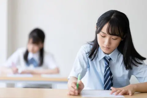 子どもの中学受験を考えています。収入がいくらあれば、私立中学に入れても、学費や塾費用をまかなうことができますか。