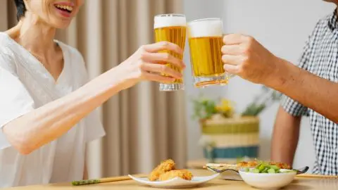 「缶チューハイ」vs「パック焼酎」毎日の晩酌でコスパがいいのはどっち？ 割材が「水」「炭酸水」ならパック焼酎の圧勝!? それぞれの費用を比較