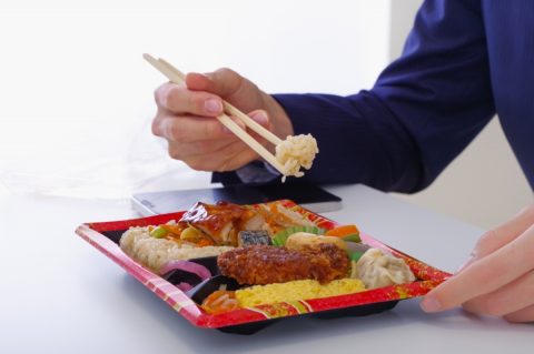 転職先では「昼ごはん」を同僚と一緒に食べる習慣があります。昼休憩くらい1人で過ごしたいのですが、周りに合わせないと「協調性がない」と言われるでしょうか…？