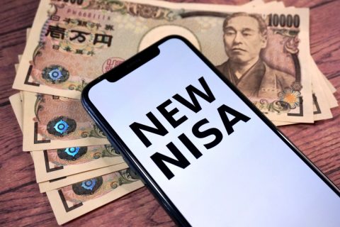 タンス預金100万円をNISAで運用して老後資金の足しにしたいのですが、 50歳から始めても遅くないでしょうか？