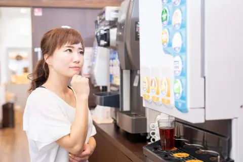 ファミレスのドリンクバーで元を取るには何杯飲めばよい？