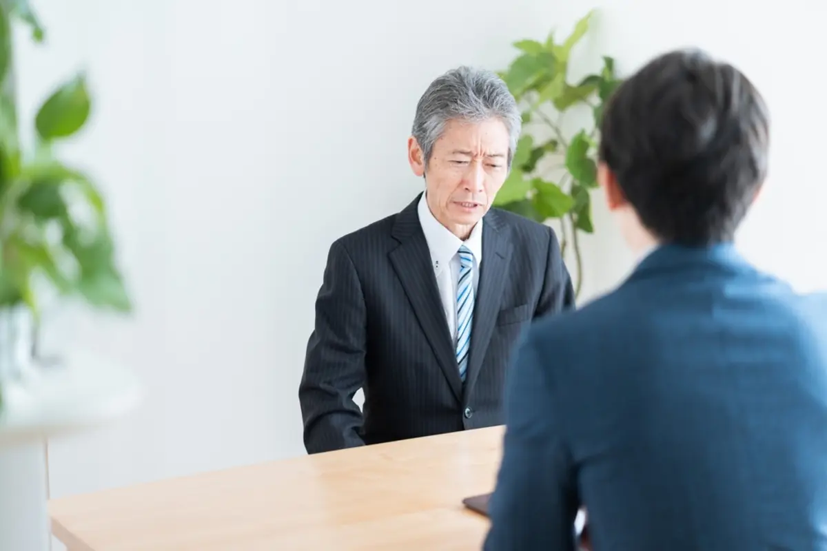 定年後は同じ会社で「再雇用」を選択したら、元部下が「上司」になって、思ったよりも働きにくい！ 別の会社に「再就職」のほうが良かったの？