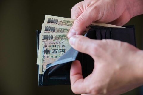 会社員でお小遣い「月2万円」もらっています。昼食代も込みなので毎月カツカツなのですが、これって平均より少ないですか？ 収入的に仕方ないでしょうか…？