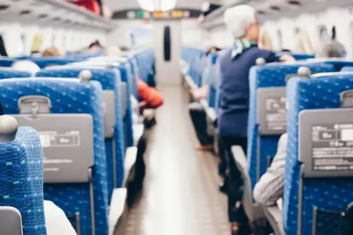 新幹線の「自由席」に座れず、約3時間「立ちっぱなし」でした。座っている人と同じ料金を払っているのに「不公平」ではありませんか？ 旅行の前に疲れてしまいました…