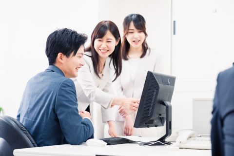 社内恋愛をしている部下2名の雑談が多すぎるように感じます。減給扱いになる明確な「基準」はあるのでしょうか？