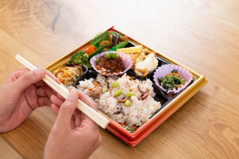 母に先立たれ、毎日食事は「スーパーの惣菜」という70代の父が心配…同居や援助をした方がよいでしょうか？