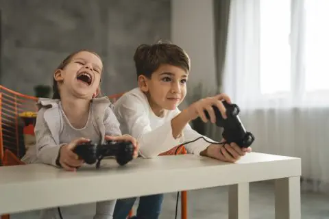 子どもがお店のゲームコーナーに行きたがります。ママ友によると「ゲーム機買えば、しなくなる」らしいです。教育・家計の面から考えて、どちらがいいのでしょうか？