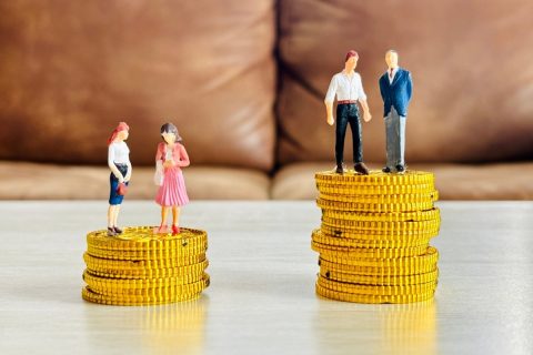 年収「300万円」の30代平社員で、父から「うだつが上がらない」と言われます…同世代より低いのでしょうか？