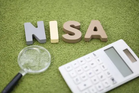 友人が学資保険の代わりに新NISAを始めたそうです。確実に教育費を貯めていきたいのですが、どちらがいいのでしょうか？