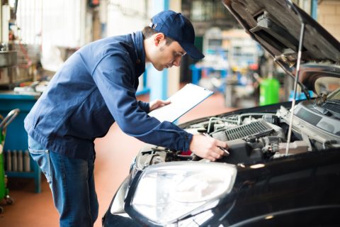 自分で車検を通す「ユーザー車検」ってかなり安上がりなの？「通常車検」と比べて費用はどれくらい違う？