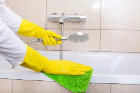 ”潔癖症”の妻は風呂掃除で「毎日5分」はシャワーを流します。キレイになるのはいいけど「水道光熱費」が気になります…