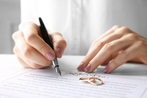 32歳男性で「年収300万円」です。結婚を考えているのですが、この年収だと厳しいですか？「共働き」なら養育費や老後も大丈夫だと思うのですが…