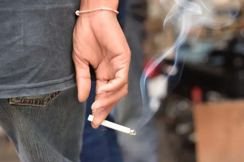夫が散歩中に喫煙するので困っています。警察に見つかったら罰金が発生するでしょうか？