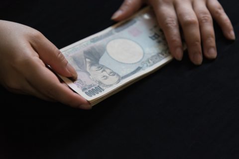 【実家暮らし】親が「もっとお金をいれなさい」と言います。食費で3万円入れてますが、電気代も求められます。1人分の電気代ってどのくらいですか？