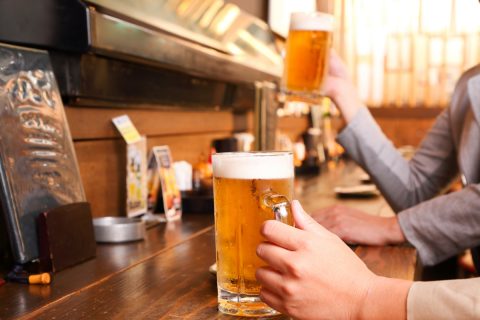 最近彼女と別れ元気のない同僚と宅飲み。会社から「経費申請してOK」と言われましたが、問題ないのでしょうか？