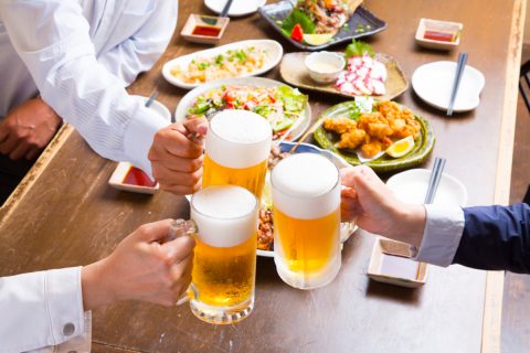 転職先で歓迎会を開いてもらいましたが、お酒に強くないので「ウーロン茶」を飲んでいました。上司に「男なのに酒も飲めないなんて」と言われましたが、これってアルハラですよね？