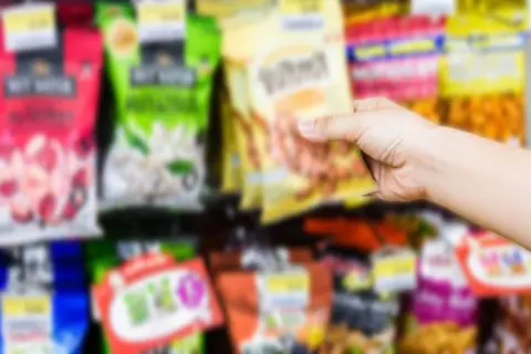 息子がアルバイト先のコンビニから「廃棄処分のお菓子」を持って帰っていたことが判明。 これは「盗難」になるのでしょうか…？