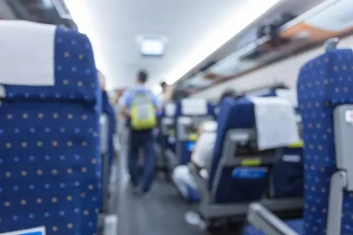 新幹線の並び席で荷物を隣の席に置く乗客…「一人」で「2席」使うのはアリ？