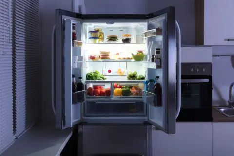 「冷蔵庫」を閉め忘れ、朝気づいたときには開けっ放しに…！「12時間」で電気代はどれぐらい無駄になる？