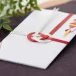 妹の結婚式に夫婦で「5万円」のご祝儀を用意しました。妻に「1人3万円が常識でしょ？」と言われましたが、6万円だと割り切れるからダメですよね？ いくらにすべきなのでしょうか？