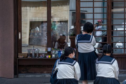 世帯年収500万円で子どもが3人います。返済不要の奨学金の対象者が拡大されるようですが、どのような人が対象になりますか？