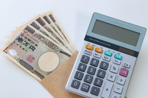 24歳で実家暮らし。手取り16万円なので親に「2万円」渡していますが、友人は「5万円」だそうです。2万円って少ないですか？ 普通どのくらい入れるものなのでしょうか…？