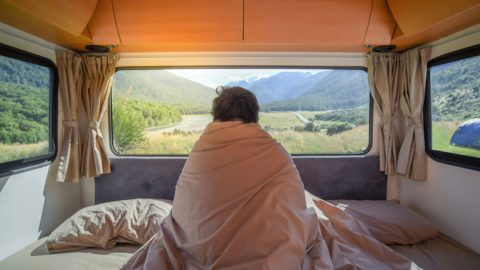 「もしも」の話ですが、大型の車を買って車内に住んだ場合、生活費はどの程度になるでしょうか？