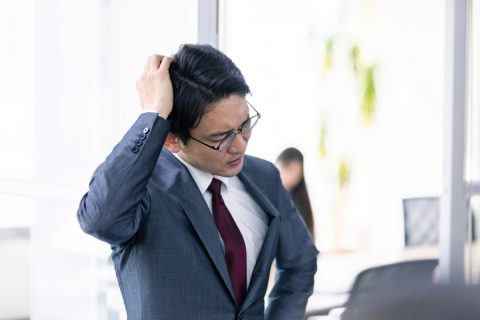 中小企業勤務で年収「350万円」ですが、大手勤務の同い年の友人は「800万円」もらっているそうです。やはり「大手企業」のほうが将来安泰だったのでしょうか？ 年収の差はどれくらいですか？