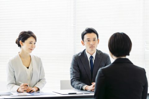 新卒社員から「退職代行」経由で連絡が！ 従業員に「直接連絡」しても大丈夫？ 対応方法を解説