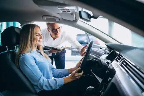 中古でトヨタのヤリスを購入予定です。車屋の友人が「試乗車がおすすめ」と言ってましたが、本当でしょうか？