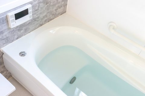 一人暮らしで毎日湯船につかるのは「ぜいたく」なの？シャワーのみと水道光熱費はどれくらい変わる？