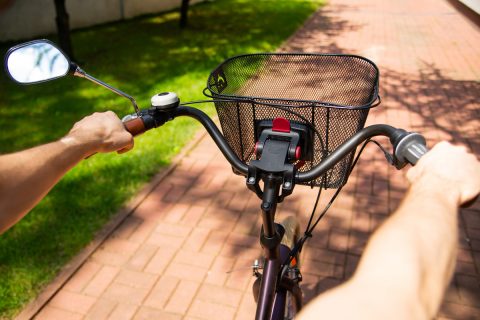 下り坂を車並みの速度で走る「ママチャリ」に乗った男性。自転車でもスピードの出しすぎは「罰金」になりますか？