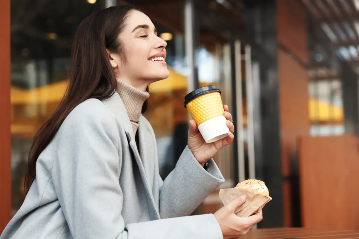 出社前にドトールで朝食を済ませるのが日課です。20代独身なのでまだ節約はしなくてよいですよね？