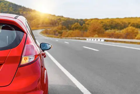陽気のいい季節の休日はドライブで楽しみたいけどガソリン代が気になる… 出掛ける前に節約方法を確認しよう！