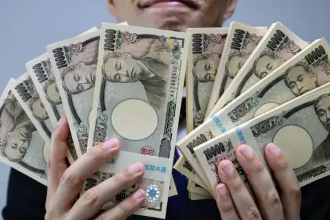 宝くじで「10億円」当せん！ それでも仕事は続けるべき？「一生遊んで暮らす」ことは可能なの？ 仕事を「辞める」「続ける」それぞれのメリットも解説