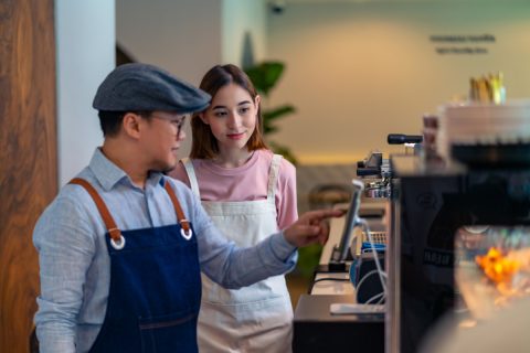 子育てが落ち着いたのでパートで働きたいのですが、扶養内で働くか悩んでいます。2年間は年130万円を超えても扶養内でいられると聞きましたが本当でしょうか？