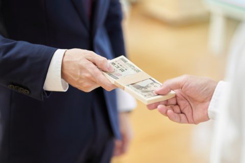 年3回の帰省のたび、母が「30万円」を現金で渡してくれます。「口座振り込みだと履歴が残る」とのことですが、現金手渡しなら問題ないのでしょうか？ 贈与を疑われないか心配です…