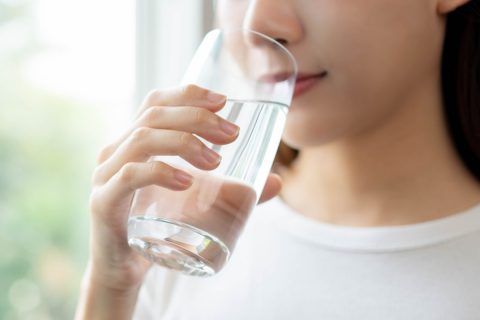 在宅勤務で、水を毎日「1日2リットル」飲みます。ミネラルウォーターなのですが、コスパが悪いでしょうか？ ペットボトルを買うのが面倒になってきました…