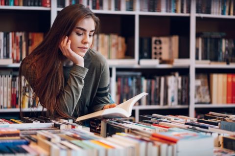 コンビニでの立ち読みは違法…？ ときどき読みふけっている人を見かけます