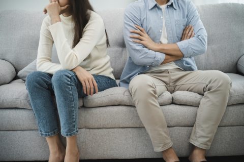 夫と熟年離婚を考えています。10年後に離婚するとして、どれぐらいの蓄えがあれば、家を借りたり家電を買ったりできるでしょうか？