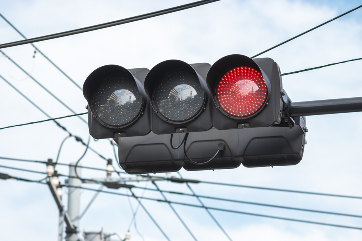 目の前で信号が「黄→赤」に変わった瞬間に通過した車…！これって