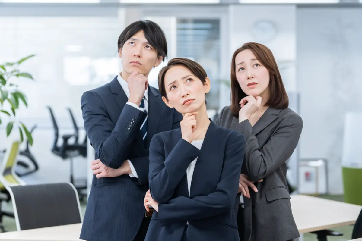 最近話題の「パープル企業」は、残業がなくてストレスフリー!?「ブラック企業」や「グレー企業」とはどう違うの？ メリットやリスクもあわせて解説