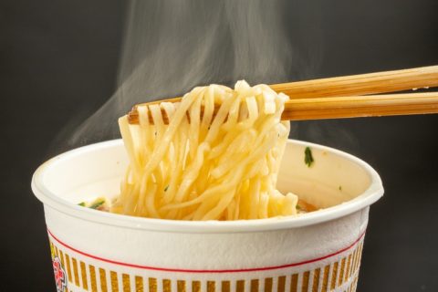 「カップ麺」VS「チルド麺」！1ヶ月間買い続けたときの食費を比較！