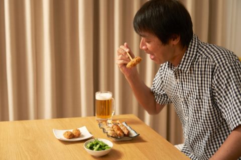 彼氏が毎晩「アルコール度数9％」のお酒を飲んでいます。「1本で酔えてコスパがいい」と言っていますが、毎日飲んで大丈夫なのでしょうか？ 飲み会に行くよりは安いと思うべきですか…？