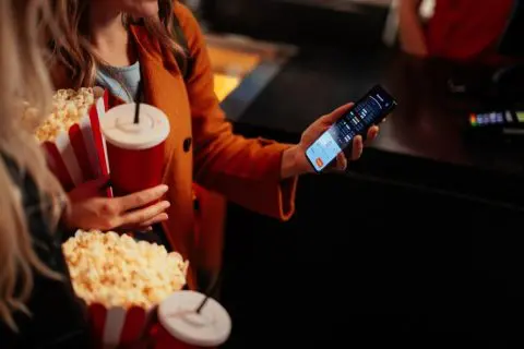 映画館内で「記念撮影」している人を発見！ 注意したら「上映前だから問題ない」と言われたけど、法的な問題はないの？ 映画館でありがちな「マナー違反」についても解説